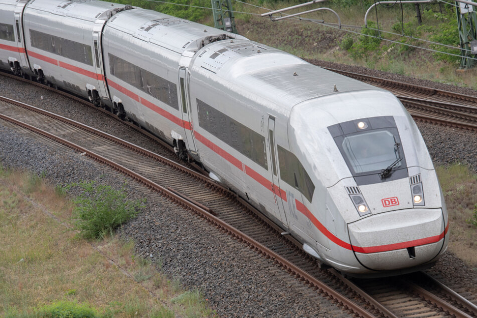 Am Bahnhof Wolmirstedt versuchte der Fahrgast noch, vor den Beamten wegzulaufen. (Symbolbild)