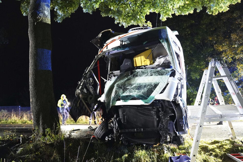 Der Fahrer (48) wurde bei dem Aufprall schwer verletzt.