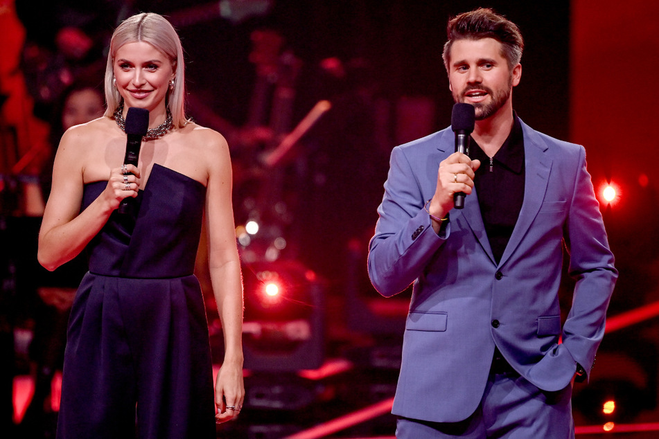 Zum letzten Mal in diesem Jahr steht das Moderatoren-Duo Thore Schölermann (37/r.) und Lena Gercke (33) gemeinsam auf der Bühne. Am Sonntag ist das große Finale der diesjährigen The Voice-Staffel.