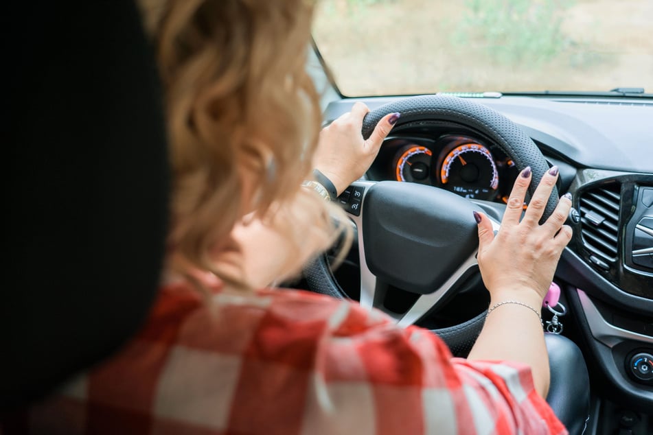 Laut Polizei handelt es sich bei der Unfallfahrerin um eine blonde Frau mittleren Alters. (Symbolbild)