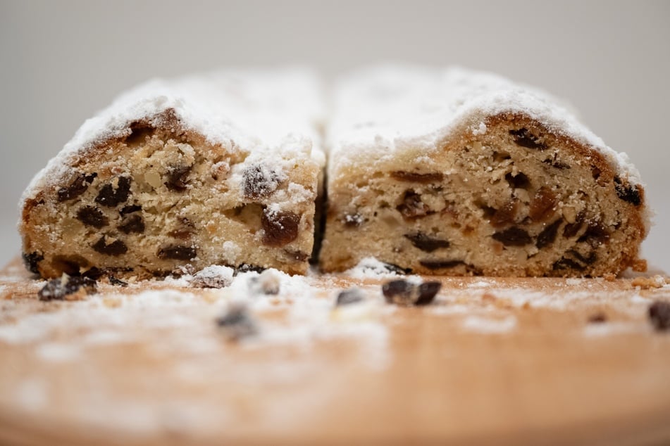 Den ersten Stollen hat die Ottendorfer Mühlenbäckerei für ihr Stollenmädchen vor zwei Wochen gebacken.