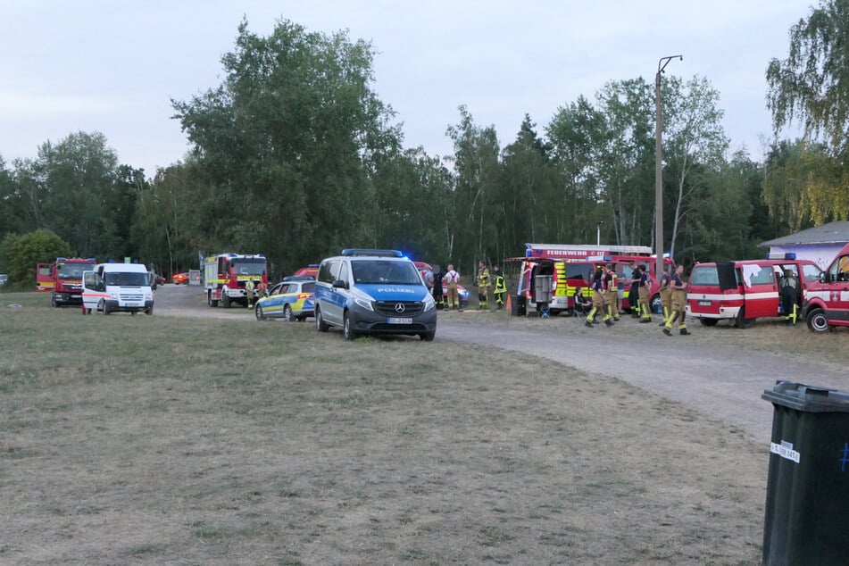 Großeinsatz am Sonntagabend am Moritzsee bei Naunhof. Gegen 19 Uhr erhielten die Einsatzkräfte Meldung, dass ein 19-Jähriger nach dem Baden nicht wieder aufgetaucht ist.