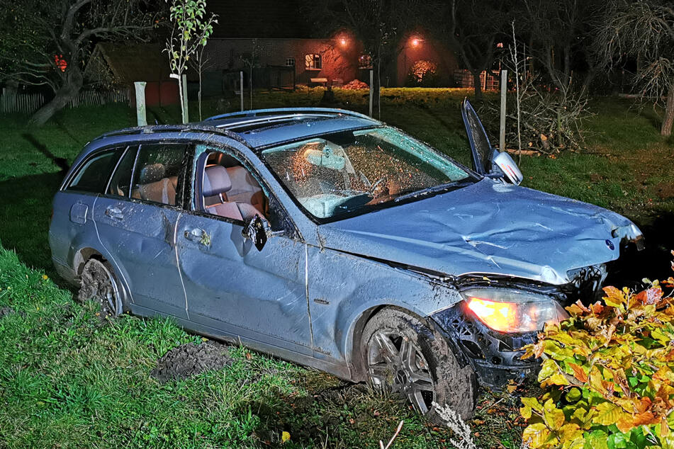Zwei minderjährige Brüder sind bei einer Spritztour mit dem Auto ihrer Mutter verunglückt und leicht verletzt worden.