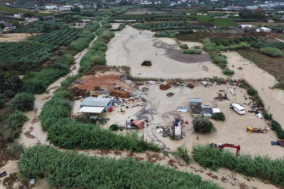 In der Nähe von Heraklion auf der Insel Kreta ist der Fluss Drakouliaris über die Ufer getreten und hat ein Firmengelände überschwemmt.