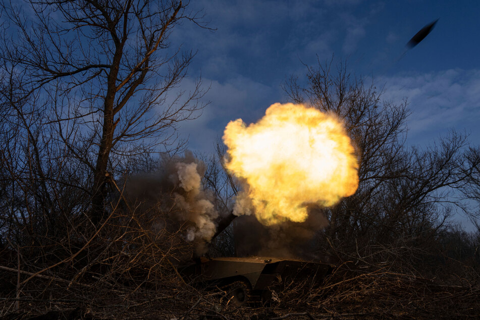 Eine ukrainische Panzerhaubitze 2s1 der Luftangriffs-Brigade 80 feuert an der Frontlinie in der Nähe von Bachmut auf russische Truppen.
