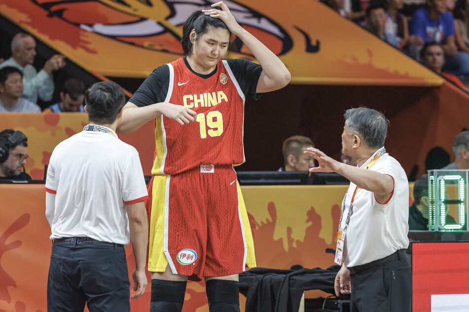 Zhang Ziyu bespricht sich mit dem Tranierteam.