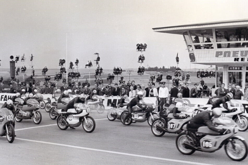 Für eine gute Sicht auf den Motorrad-WM-Lauf von 1971 kletterten die Zuschauer am Sachsenring in gewagte Höhen.
