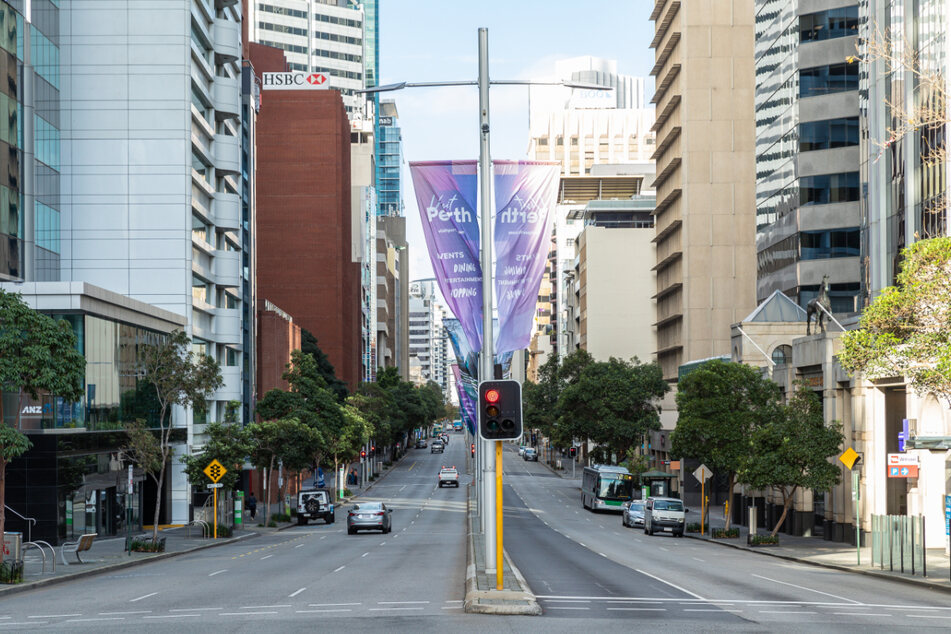 Menschenleer ist die St. Georges Terrace im australischen Perth.