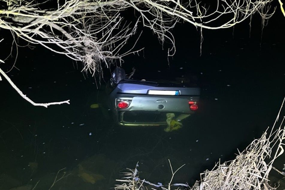 Das Auto überschlug sich und versank fast vollständig im Main.