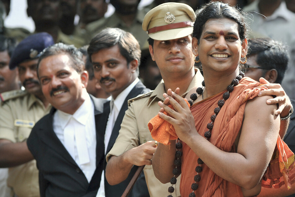 Nithyananda Paramashivam (45, r.) kam 2012, nachdem er Kaution gezahlt hatte, auf freien Fuß. (Archivbild)