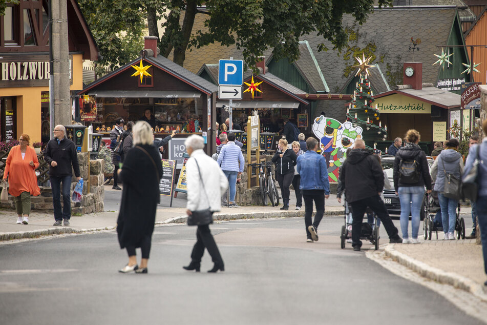 Mit Glühwein und Musik ist im Erzgebirge, in Seiffen, der Sternenmarkt eröffnet worden - bei Sonne und Temperaturen um 15 Grad.