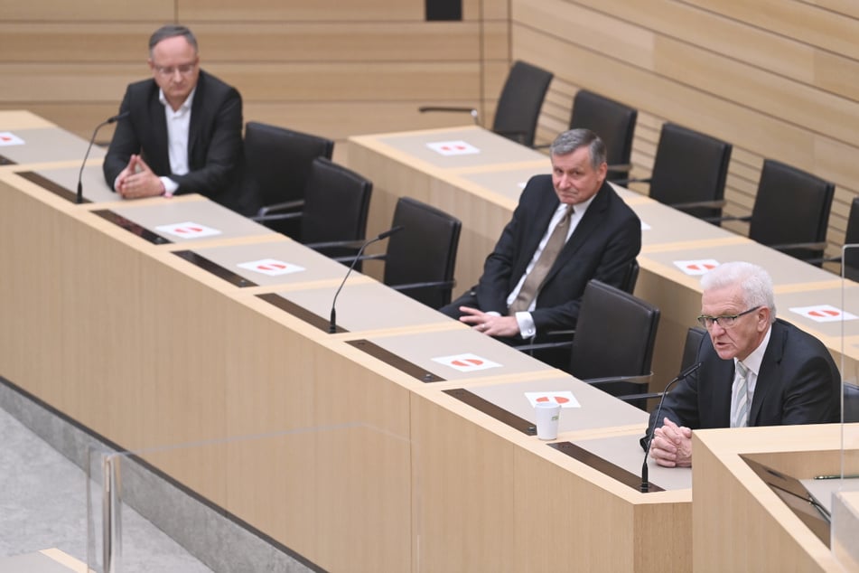 SPD-Chef Andreas Stoch (51, l.), der FDP-Fraktionsvorsitzende Hans-Ulrich Rülke (59, m.) und Ministerpräsident Winfried Kretschmann (72, Grüne) sitzen im Plenarsaal in Stuttgart. Die drei sprechen am Samstag zum ersten Mal gemeinsam bei einer Sondierungsrunde.
