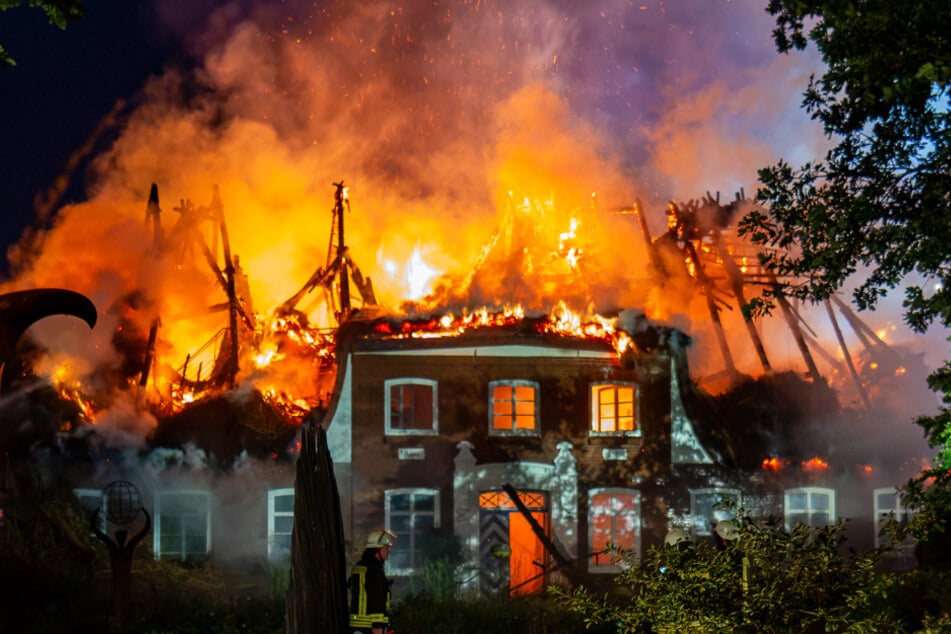 Das Einfamilienhaus wurde durch das Feuer nahezu vollständig zerstört und ist nicht mehr bewohnbar.