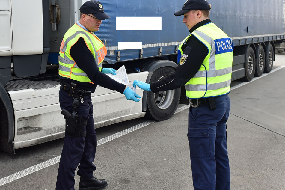 Einsatzkräfte der Bundespolizei bei einer Kontrolle an der Autobahn A17. (Archivbild).