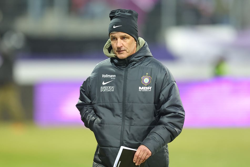 Aue-Coach Jens Härtel (56) konnte in Aue noch nie aus dem Vollen schöpfen - immer wieder waren Spieler verletzt.