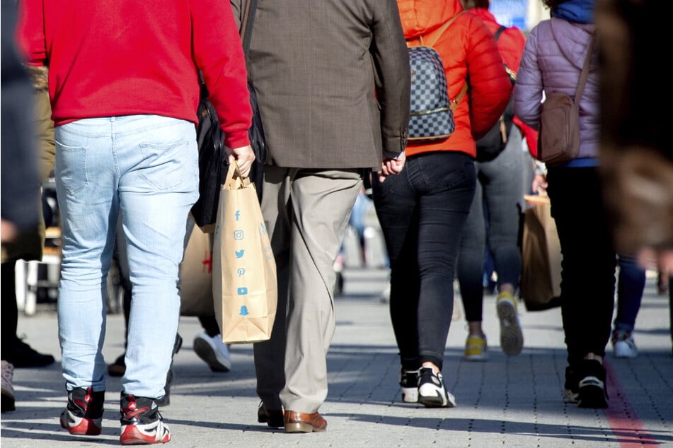Dicht gedrängt gehen Menschen mit Einkaufstüten durch die Innenstadt. (Symbolbild)