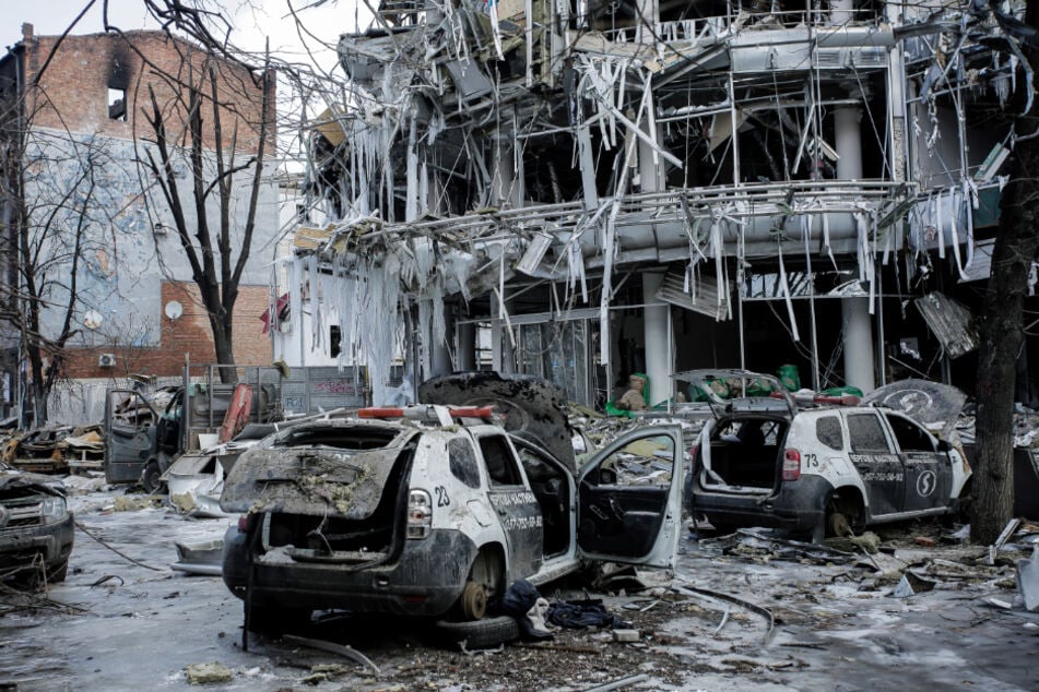 Viele Gebäude in der ukrainische Stadt Charkiw wurden bei russischen Angriffen zerstört. Nach Angaben der Polizei starben dabei 294 Zivilisten.