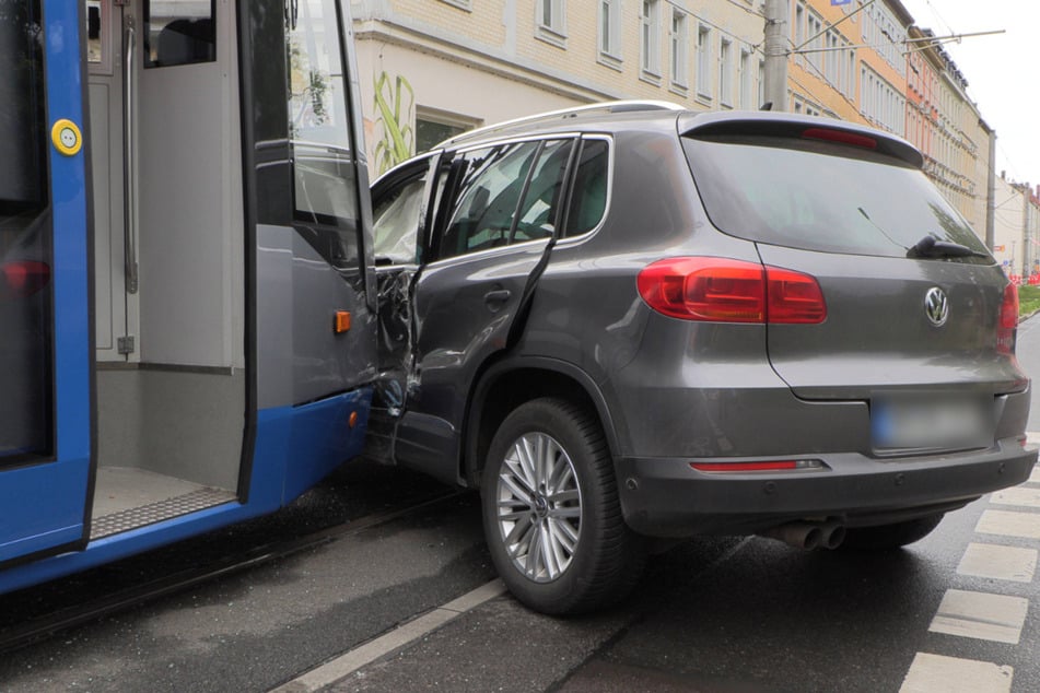 Beim Abbiegen hatte die Straßenbahn den VW erfasst.