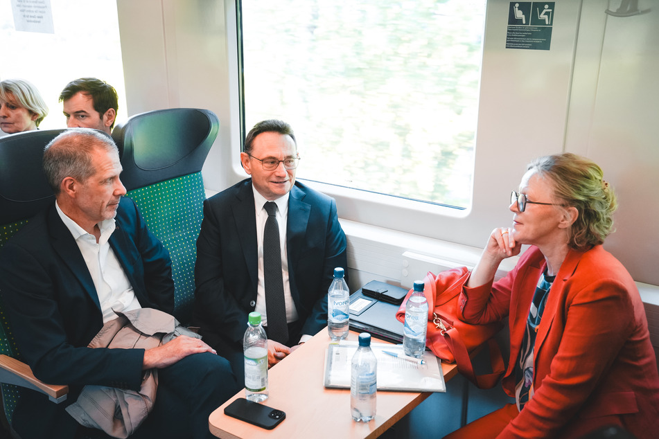 Martin Walden, Konzernbevollmächtigter der Deutschen Bahn (v.l.), Ulrich Lange (56, CSU), Staatssekretär im Bundesverkehrsministerium, und Sachsens Infrastrukturministerin Regina Kraushaar (62, CDU) waren im RE 6 unterwegs.