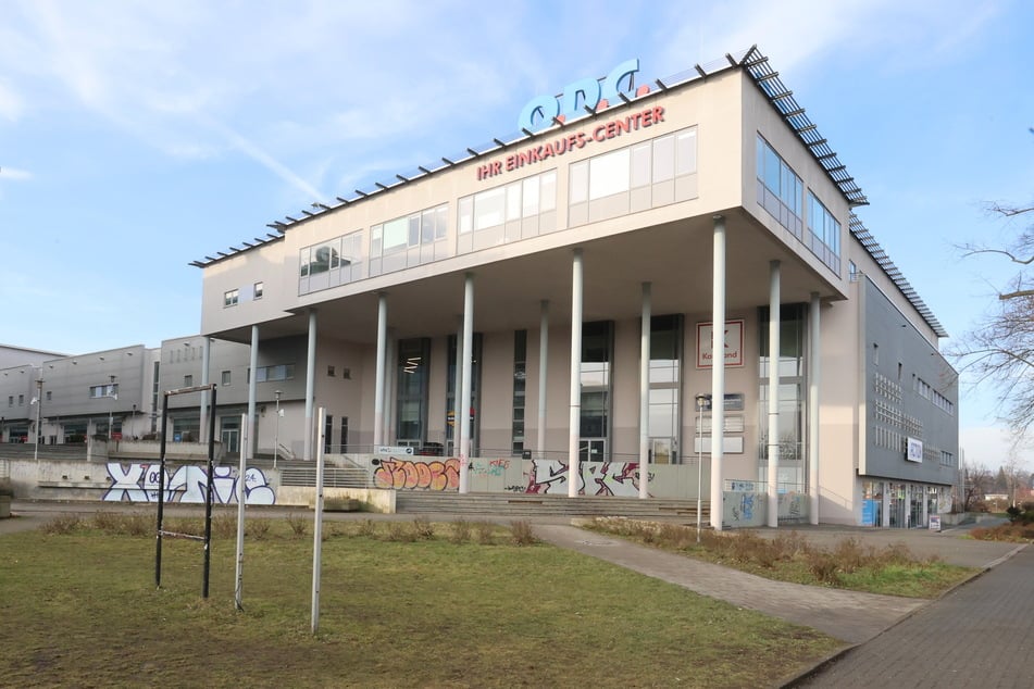 Das Otto-Dix-Center (ODC) in Reick: Aktuell hat hier quasi nichts mehr offen, außer unter anderem die "Action"-Filiale an der Straßenseite oder die Volkshochschule.