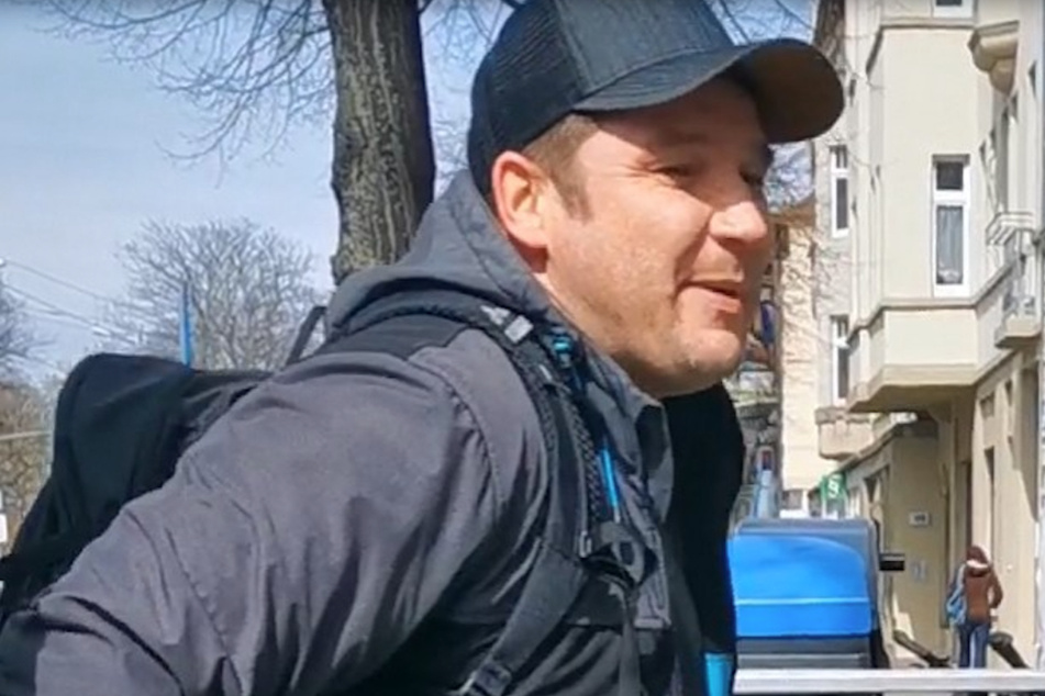 Die Polizei sucht nach dem bislang noch Unbekannten. Er soll im April 2021 einen Rentner geschubst haben.