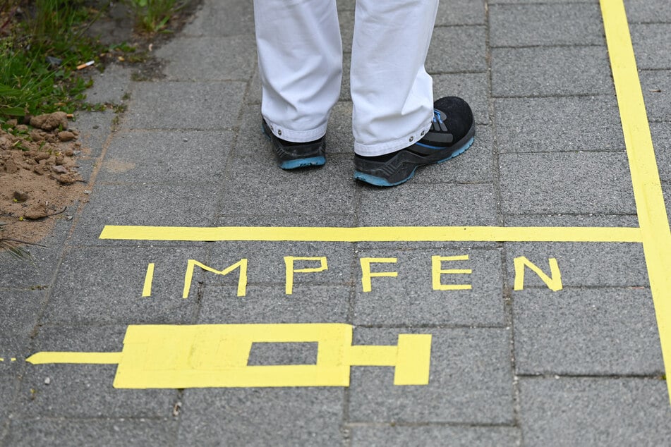 Eine Bodenmarkierung bei einem Impfzentrum in Darmstadt. Das Impfen schreitet in Deutschland deutlich voran.