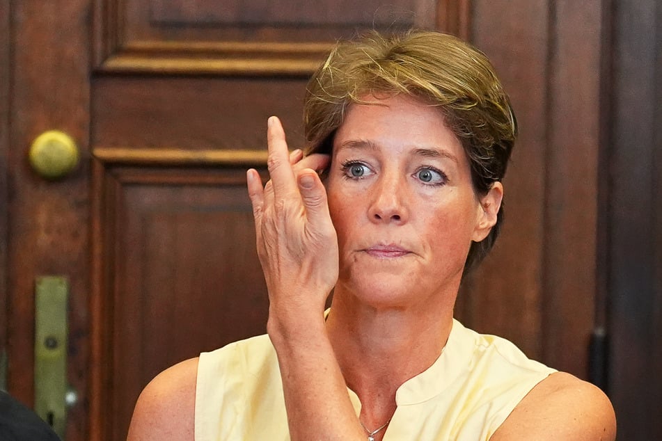 Unter Tränen hatte Christina Block (52) ausgesagt, dass sie es kaum ertrage, dass auch ihre Cousine und ihr Mann mit ihr vor Gericht stehen: "Das tut mir im Herzen weh."