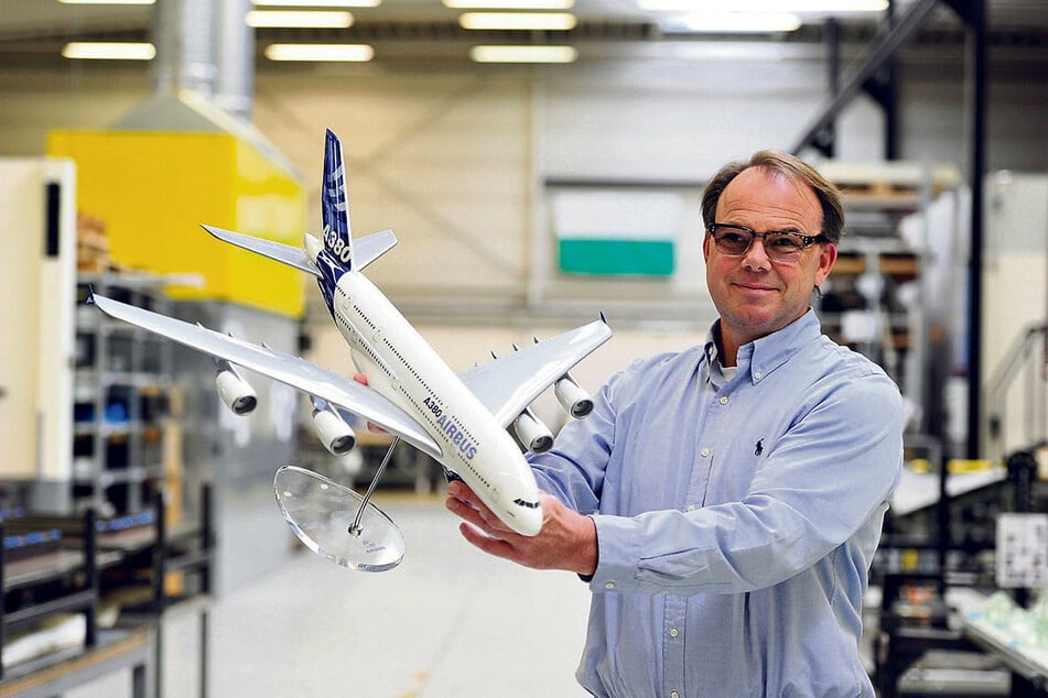 Cotesa-Gründer Jörg Hüsken (60) mit einem Airbus-Modell in der Hand. Im Jahr 2018 verkaufte er seine auf Flugzeugteile spezialisierte Firma an einen chinesischen Staatskonzern.