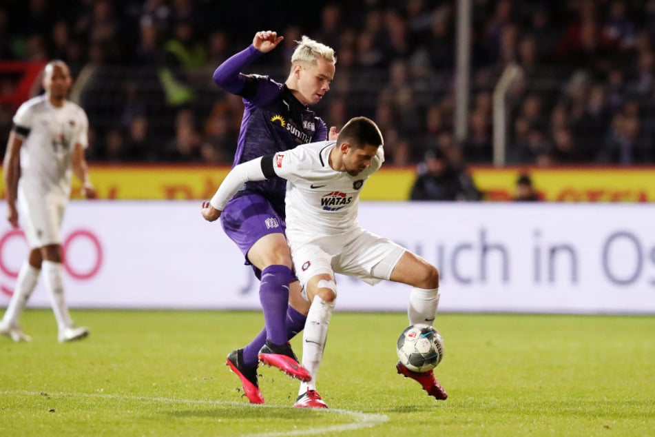 Dimitrij Nazarov (30, r.) gegen Osnabrücks Niklas Schmidt (22) - dieses Duell könnte es am Freitag im Stadion an der Bremer Brücke wieder geben. Im Februar 2020 trennten sich beide Teams dort 0:0.