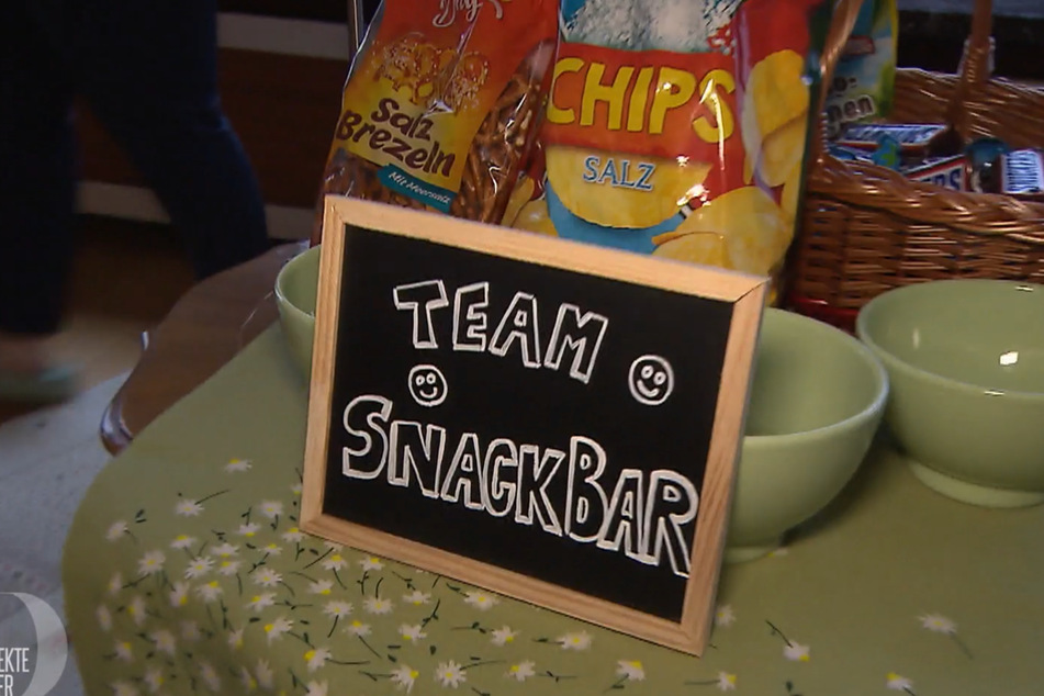 Für das Produktionsteam hat Christa eine Snack-Bar mit Chips und Schokolade vorbereitet.