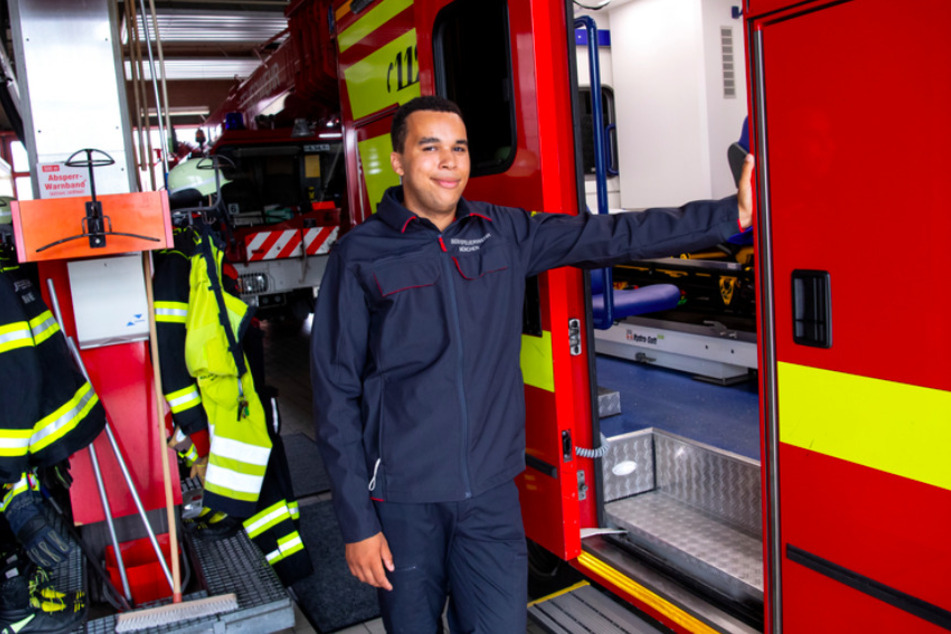 Joshua Grasmüller (19) hat nach seinem Schulabschluss eine Ausbildung bei der Feuerwehr angefangen.