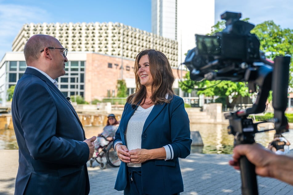 Katarina Witt sprach für eine geplante TV-Doku über Chemnitz auch mit Oberbürgermeister Sven Schulze (52, l.).