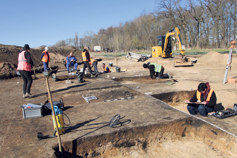Die Archäologen dringen in mehrere Schichten vor. Die Funde werden gründlich gereinigt und dokumentiert.