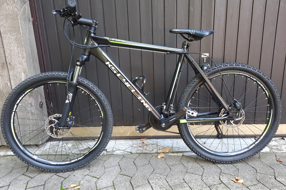 Das schwarze Mountainbike des Herstellers KS-Cycling vom Typ GTX 2042 mit neongrünen Aufklebern auf dem Rahmen sucht seinen Besitzer.