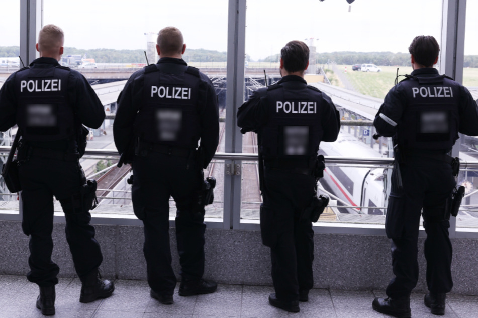 Am Flughafen: Polizisten ziehen kriminellen 27-Jährigen aus dem Verkehr