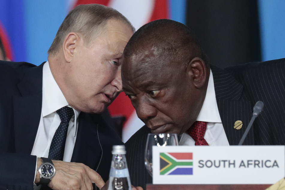 Wladimir Putin (70, l.), Präsident von Russland, spricht mit Cyril Ramaphosa (70, r.), Präsident von Südafrika, während einer Plenarsitzung auf dem Russland-Afrika-Gipfel.