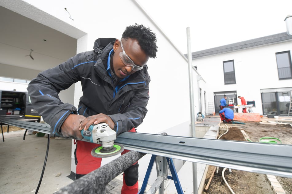 Mehr als 20 Prozent mehr ausländische Azubis haben 2024 in Sachsen eine duale Ausbildung begonnen.