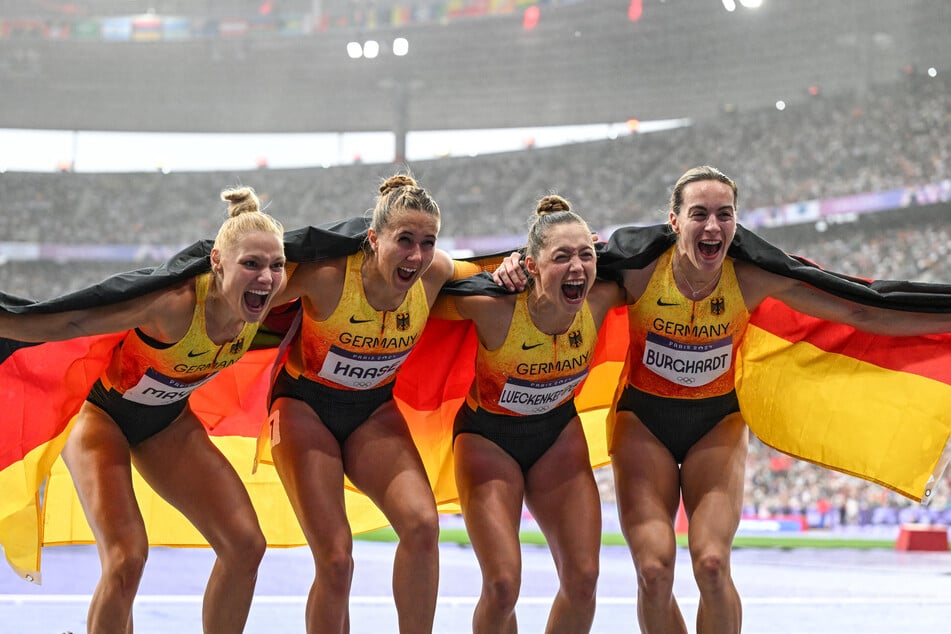 Gemeinsam mit Lisa Mayer (30, v.l.), Rebekka Haase (33), Gina Lückenkemper (29) sicherte sich Alexandra Burghardt (r.) 2024 in Paris die Bronzemedaille.