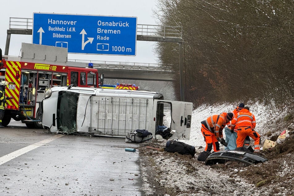 Ein VW-Bus ist auf der A261 ins Schleudern geraten und in einen Graben gekracht.