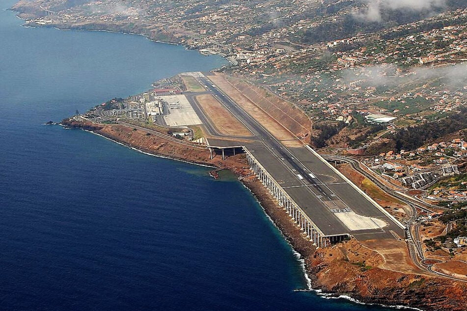 Der Landeanflug am Airport von Madeira gilt als ganz besonders anspruchsvoll. Nur Piloten mit Sondertraining dürfen hier landen.