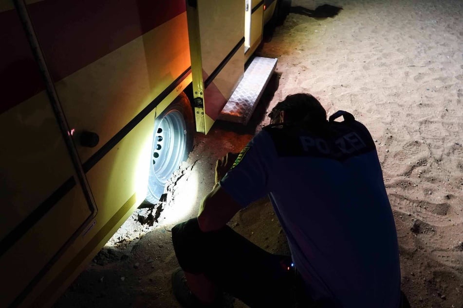 Der Rettungswagen hatte sich gut zehn Zentimeter tief in den Sand gegraben und war bewegungsunfähig.