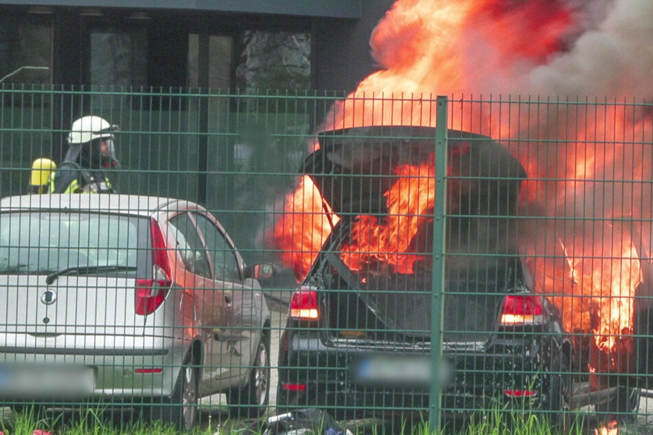 Zeugen schlagen Alarm: Flammen lodern aus Auto - Kameraden reagieren sofort