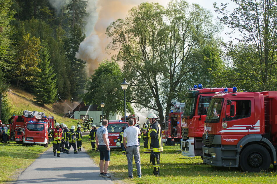 Drei Bewohner verloren beim Großbrand alles Hab und Gut. Anwohner wollen spontan helfen.