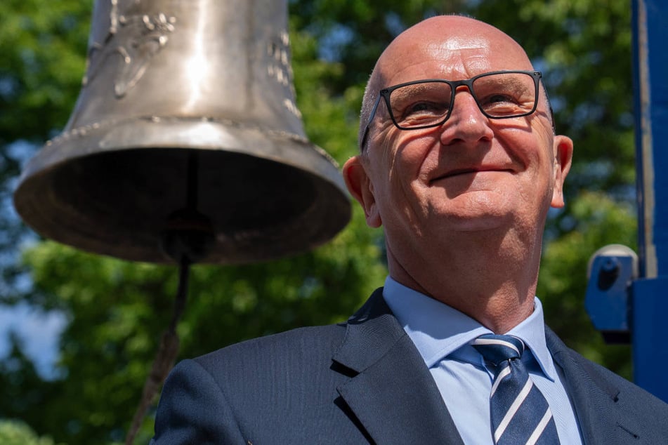Dietmar Woidke (63, SPD) steht neben der Friedensglocke, die bis Weihnachten nach Israel gebracht werden soll.