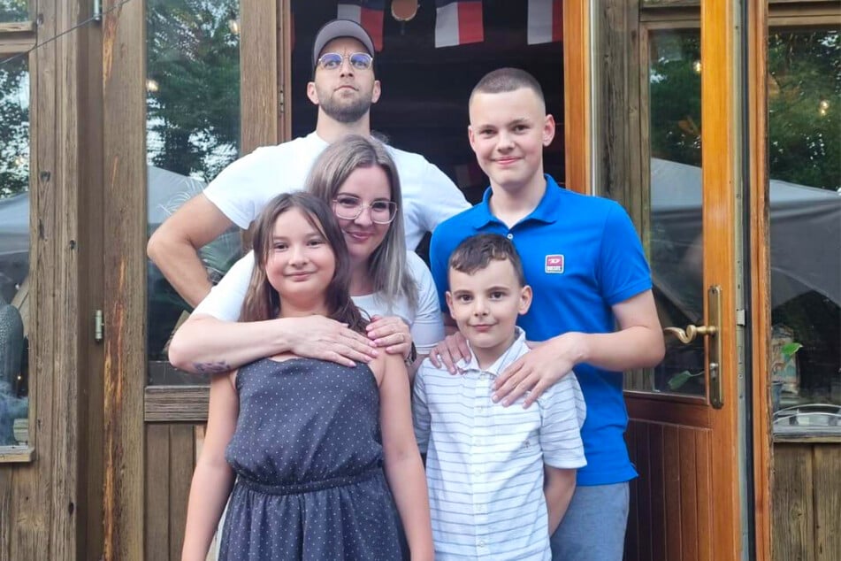 Hendrik mit seiner Familie. Seine Freundin bestreitet den Lebensunterhalt derzeit allein.