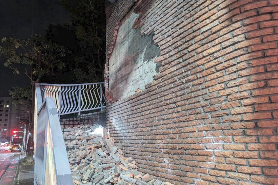Auch eine Fußgängerbrücke ist nach dem Erdbeben in Taipeh beschädigt worden.