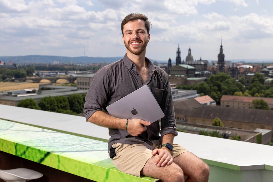 Der Dresdner Student Hendrik Schulke (25) hat seine App ganz entspannt auf dem Laptop programmiert.