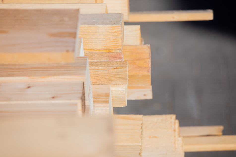 Unter anderem fehlt es derzeit an Holz. Aber beispielsweise auch Ziegel, Stahl und Dämmstoffe sind Mangelware.