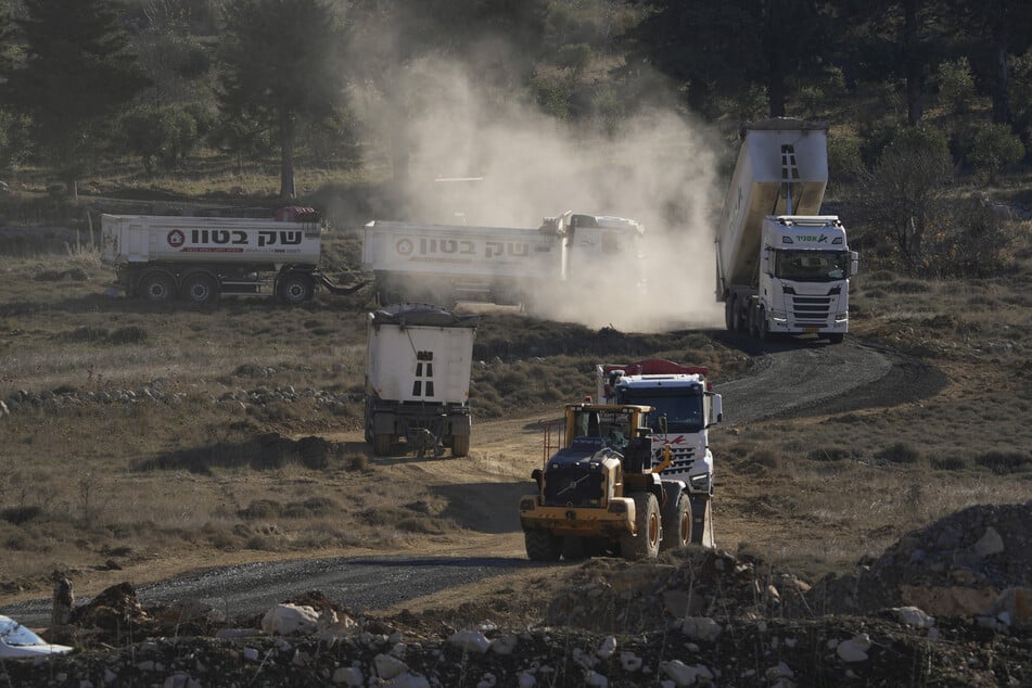 Israelische Lastwagen bauen eine Straße in der Pufferzone in der Nähe der so genannten Alpha-Linie, die die israelisch kontrollierten Golanhöhen von Syrien trennt.