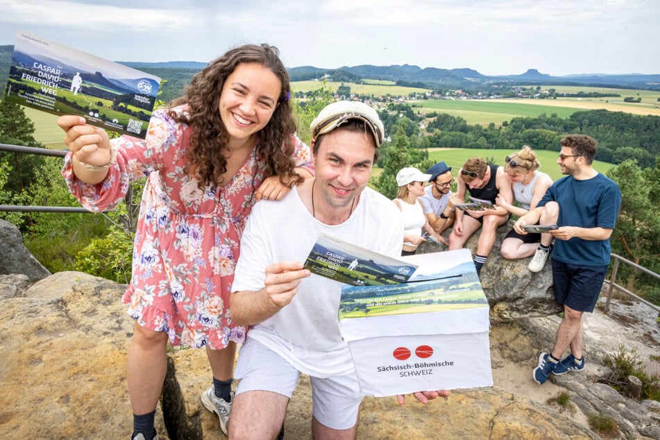 "Caspar David Friedrich" Daniel Tille (39) und seine "Frau Caroline" Florentine Beyer (26) genießen den Ausflug mit Traumausblick.